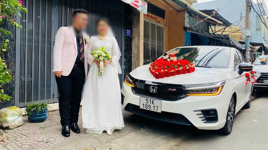 E ấp bên chiếc Honda City trong ngày cưới
