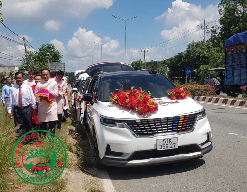 Thuê xe Kia Carnival đi Đám Cưới