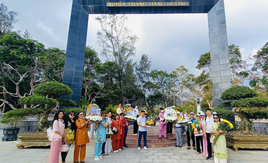 Dâng hoa tại nghĩa trang hàng Dương