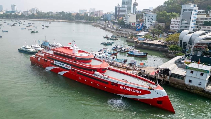 Tàu Thăng Long đang neo tại cảng Vũng Tàu