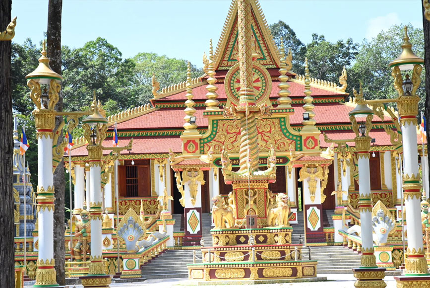 Chùa Âng khép mình bên Ao Bà Om