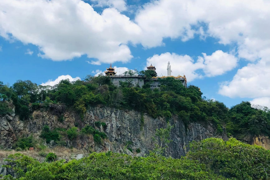 Chùa Châu Thới nhìn từ dưới chân núi