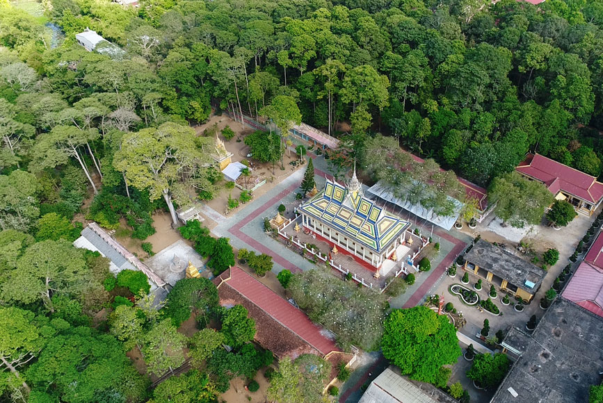Toàn cảnh trên cao của chùa Hang 