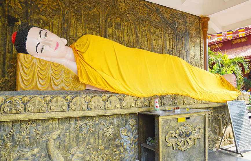 Chùa có bức tượng Phật Nằm hay còn gọi là chùa Phật Nằm