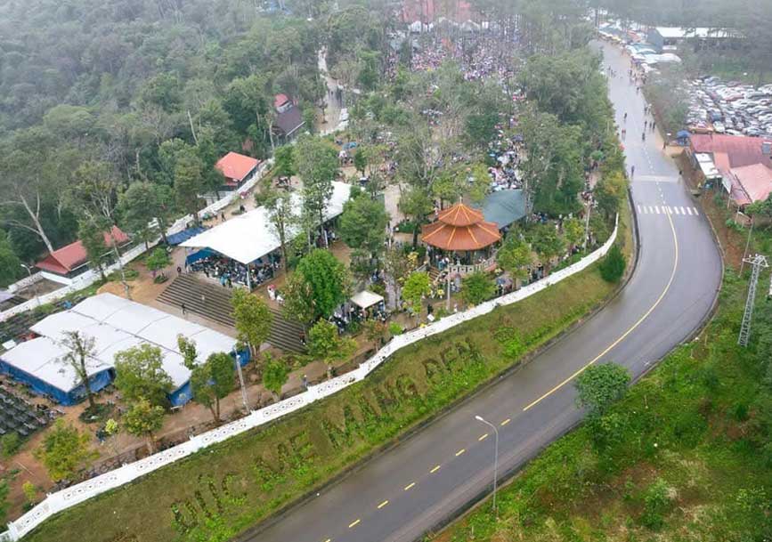 Khách đến với Đức Mẹ Măng Đen 