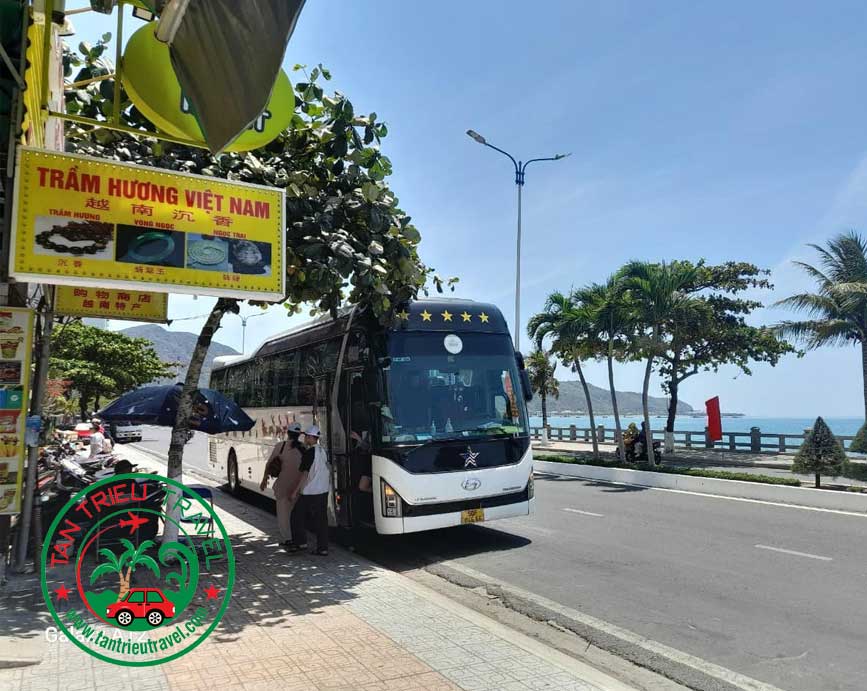 Xe chở du khách tham quan Nha Trang