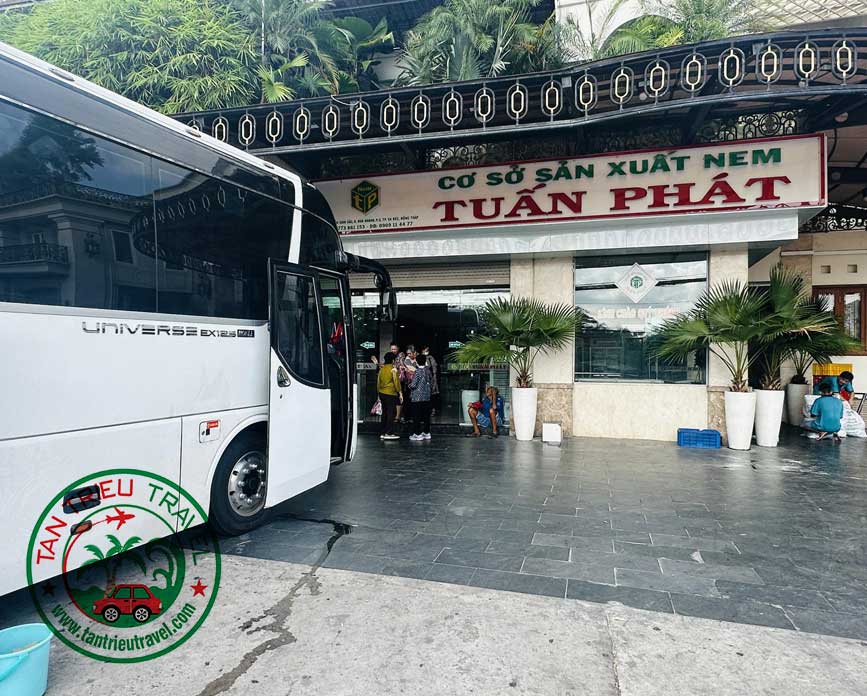 Du khách ghé mua đặc sản Lai Vung