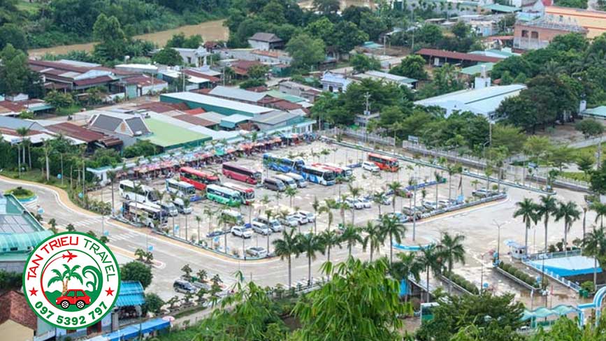 Bãi đậu xe Tà Pao rộng rãi, phù hợp cho các loại xe 4-45 chỗ đi Tà Pao