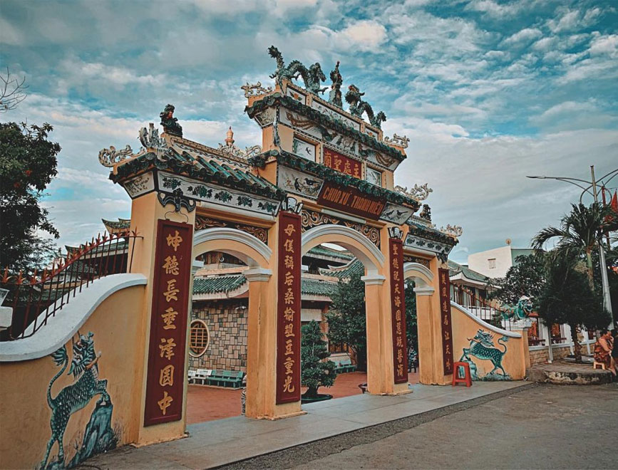 Cổng vào Miếu Bà