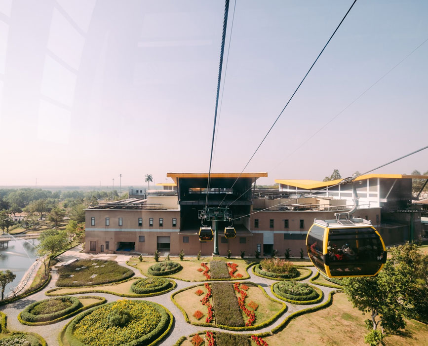 Đi cáp treo lên núi Bà Đen