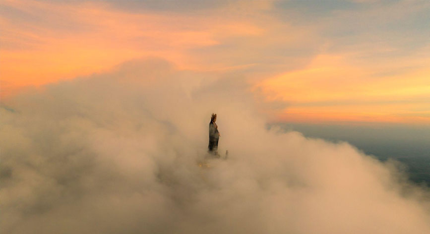 Linh Sơn Thánh Mẩu ngập tràn sắc mây