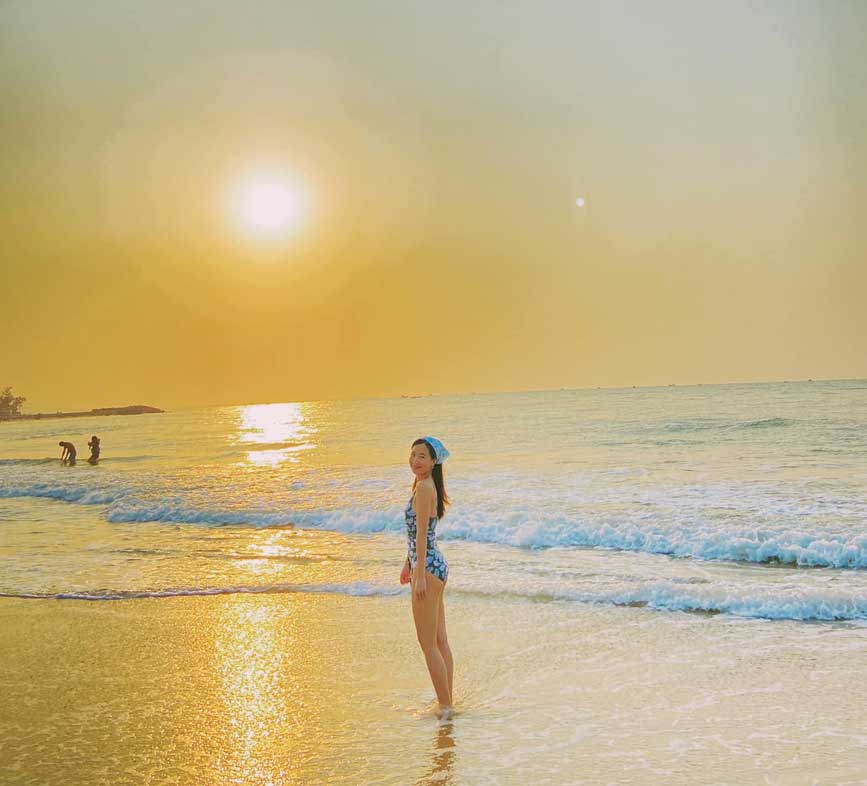 Tạo dáng tại bãi biển Mũi Né