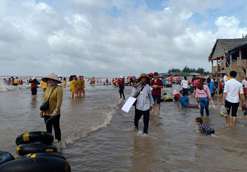 Du khách tắm biển tại Biển Ngọc Thạnh Phú