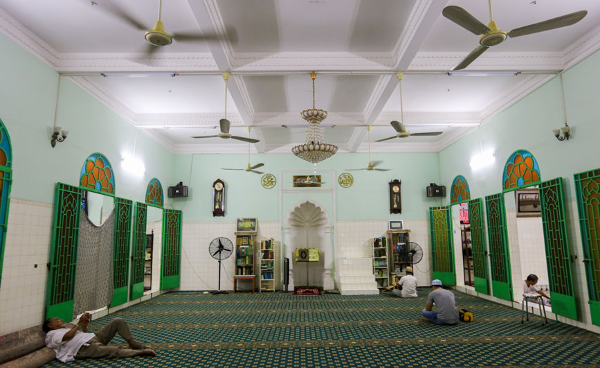 Bên trong thánh đường Hồi Giáo