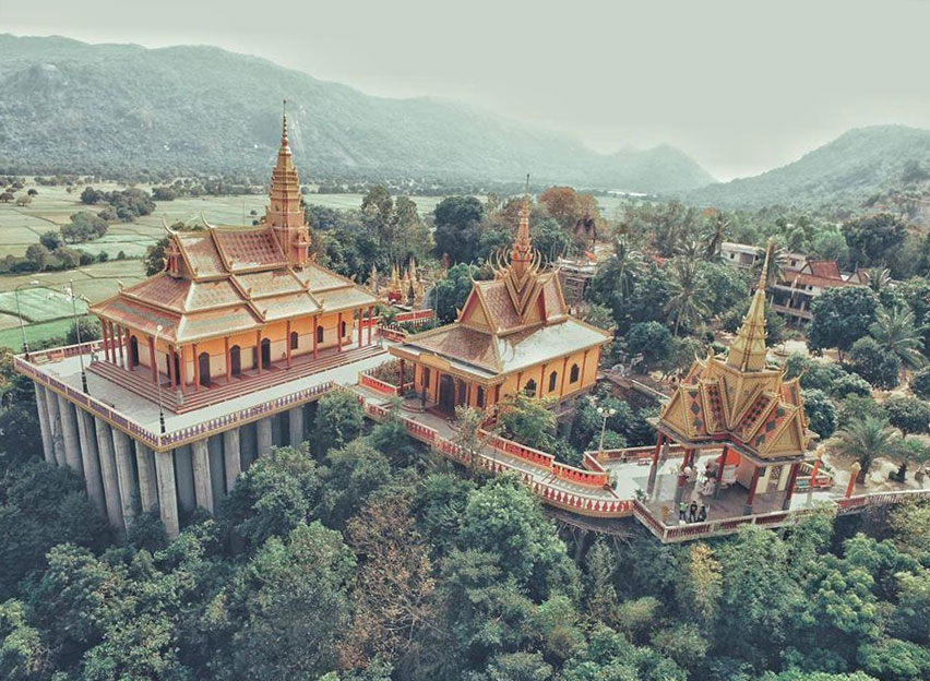 Hệ thống cột làm giá đỡ cho chùa xây trên đỉnh núi