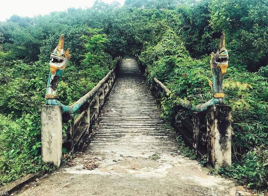 Kiến trúc Khmer trên cổng đi lên chùa