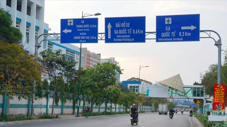 Bảng chỉ dẫn vào sân bay Tân Sơn Nhất khi đi đường Bạch Đằng