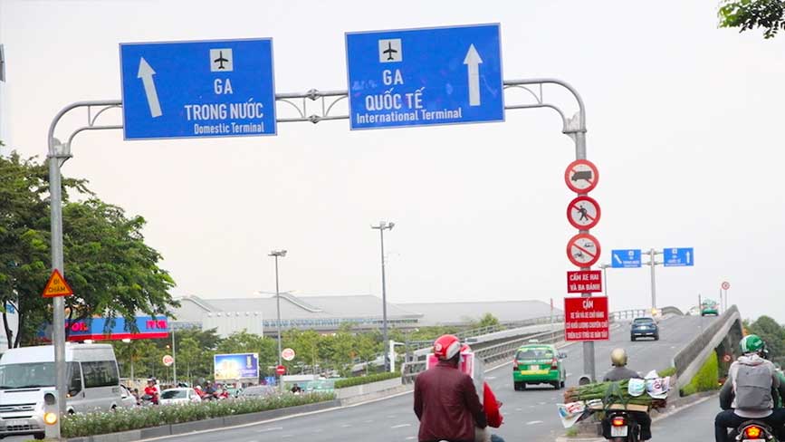 Bảng chỉ dẫn vào sân bay Tân Sơn Nhất khi đi đường Trường Sơn
