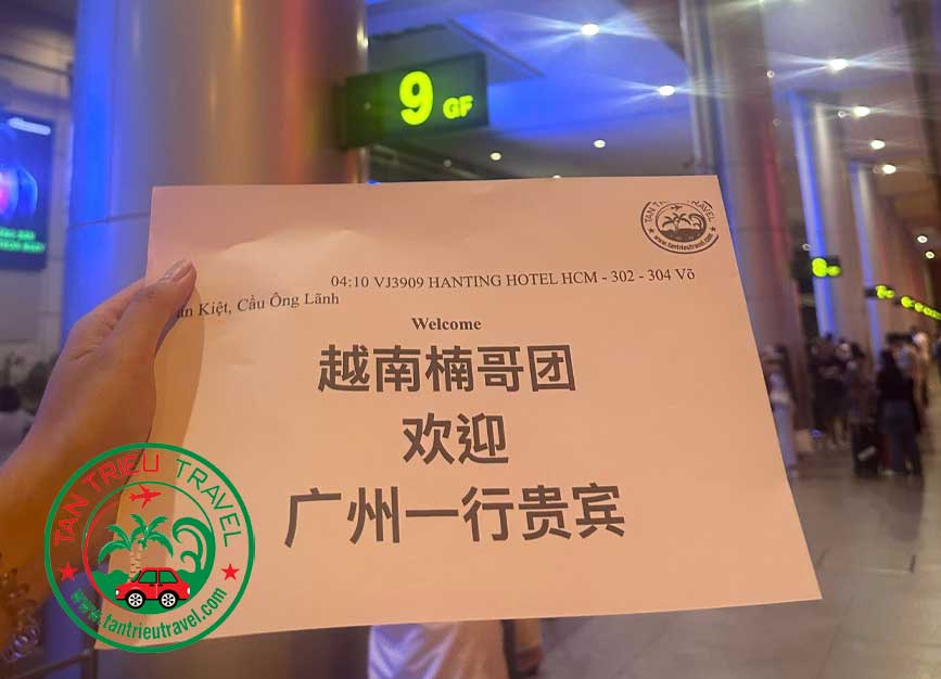 Xe đón khách tại sân bay