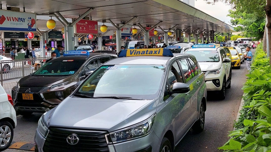 Hành khách gặp khó khăn ùn tắc từ bên ngoài vào trong