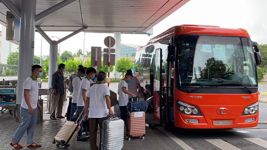 Hành lý của khách du lịch cần được để dưới hầm hoặc để trên giá để hành lý trên nóc xe