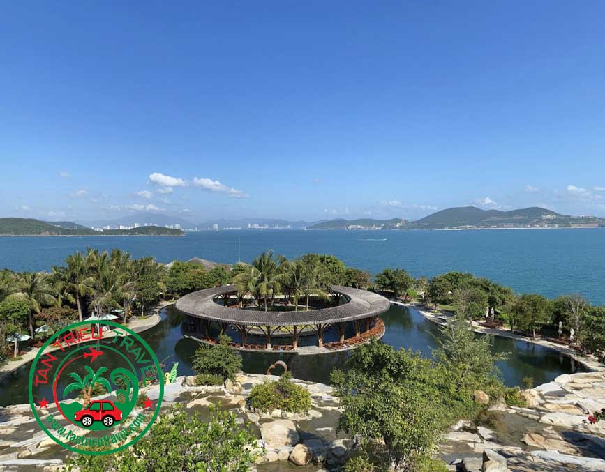 Toàn cảnh hồ bơi nhìn từ thác nước Hòn Tằm