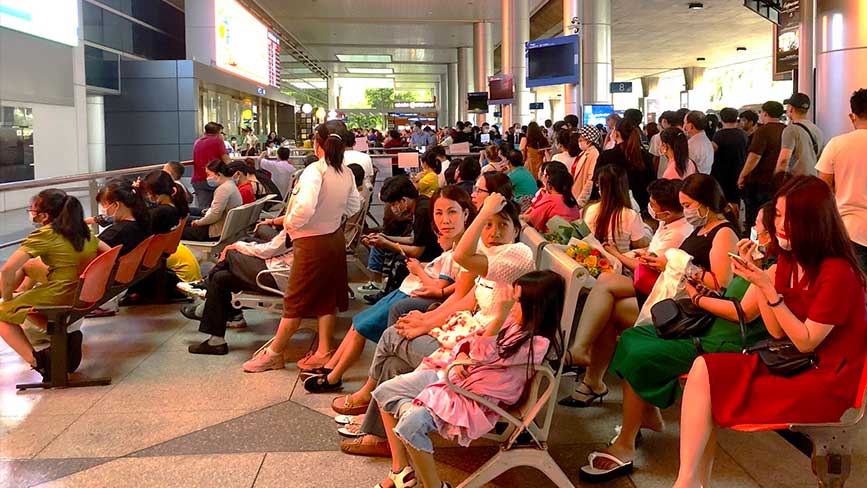 Luôn lịch sự - giữ vệ sinh chung khi đến đón người thân tại sân bay Tân Sơn Nhất
