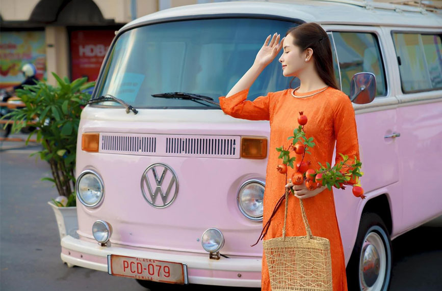 Áo dài Việt e ấp bên xe cổ Volkswagen T2