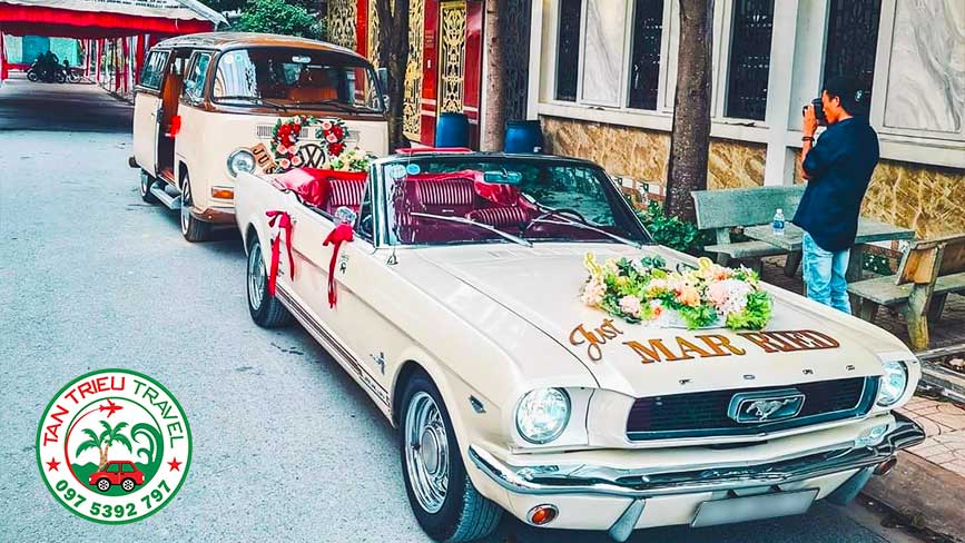 Bộ đôi mui trần Mustang và Kombi trong lễ rước dâu