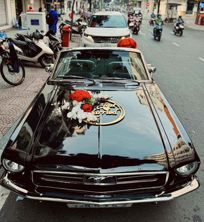 Xe hoa cưới Mustang màu đen