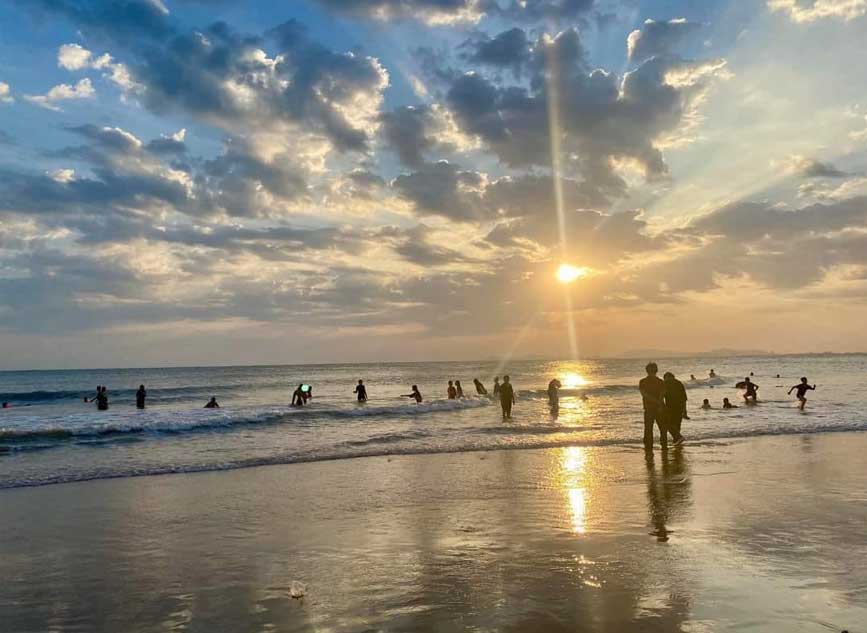 Tắm biển buổi sáng tại Phước Hải