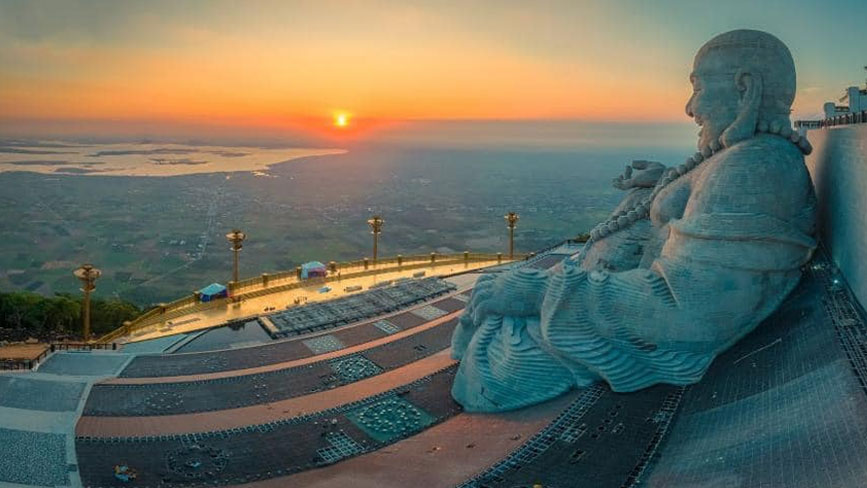 Đại tượng phật nhìn xa xa ra hồ Dầu Tiếng