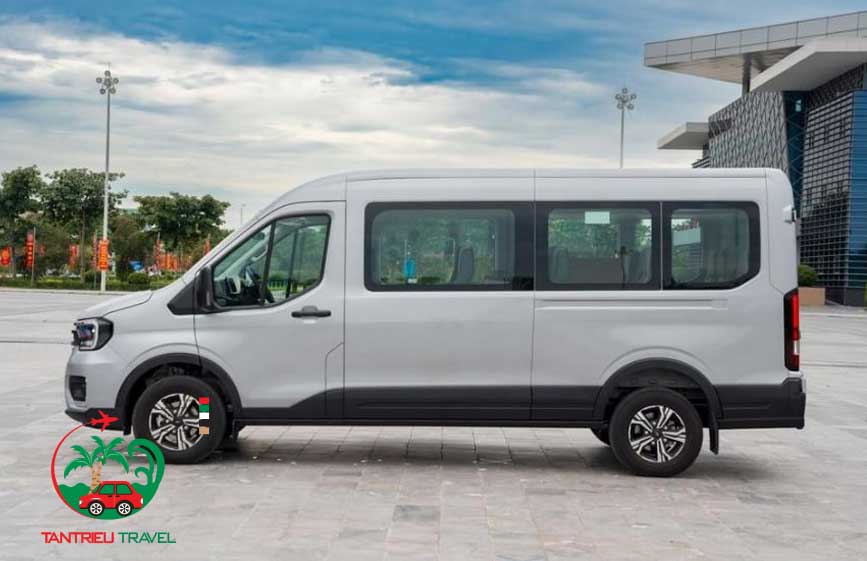 Ngoại thất Ford Transit Trend 2024