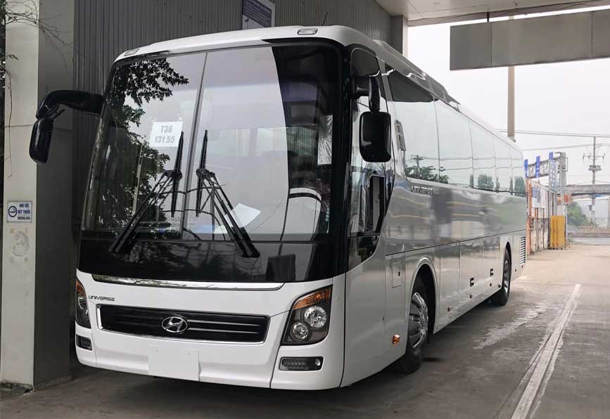 Một chiếc Hyundai Universe 45 chỗ do hãng Thành Công lắp ráp